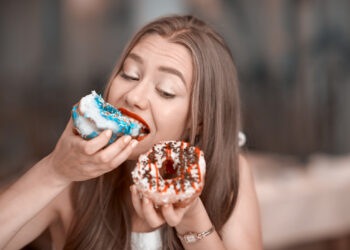 Reprezentare a creierului uman reacționând la consumul de zahăr, ilustrând neurobiologia poftei și eliberarea de dopamină.